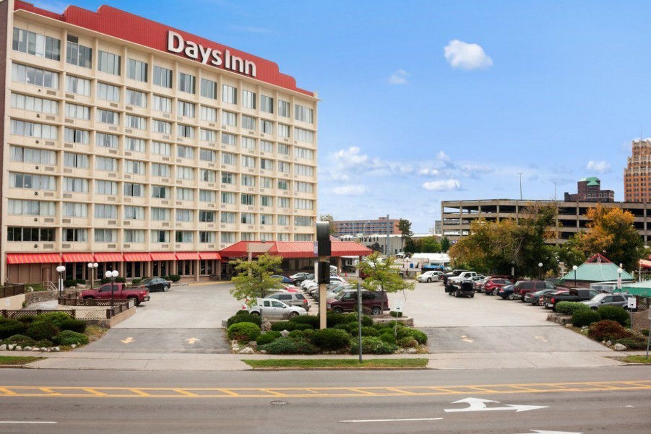 Wyndham Garden At Niagara Falls Hotel Exterior photo